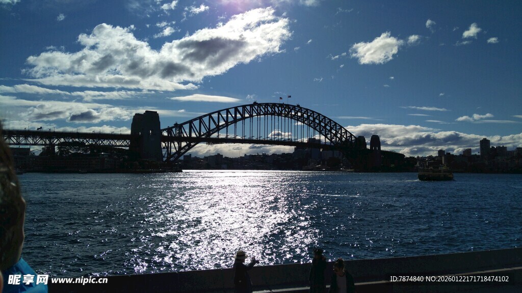 悉尼海港大桥下的波光