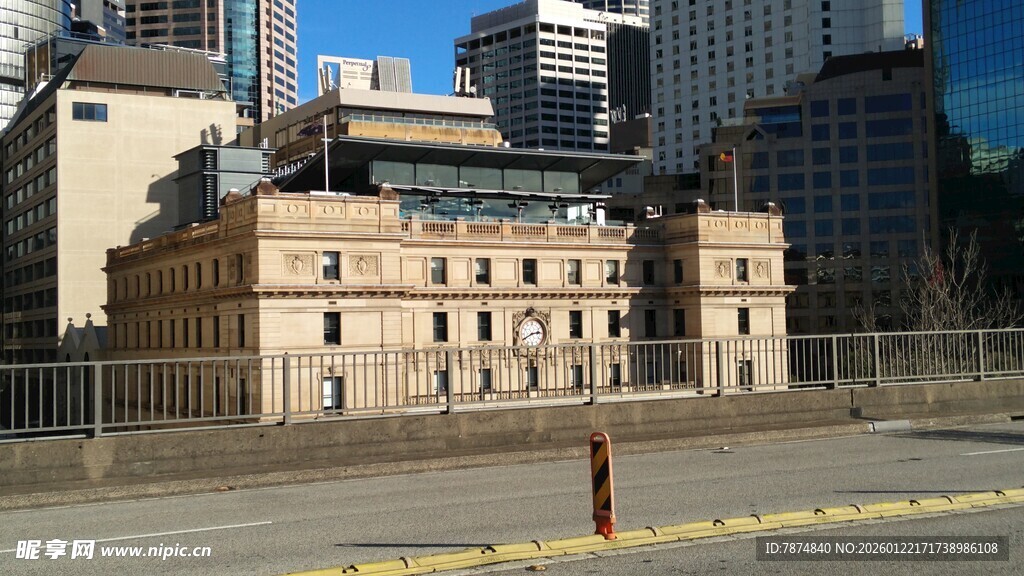 古典建筑与现代建筑相映