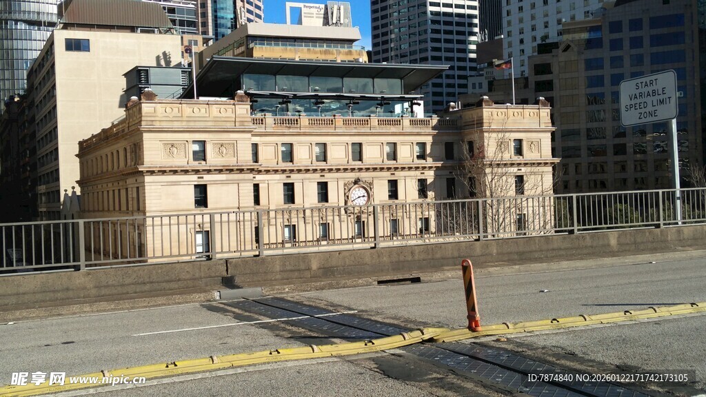 城市中待建区域旁的建筑