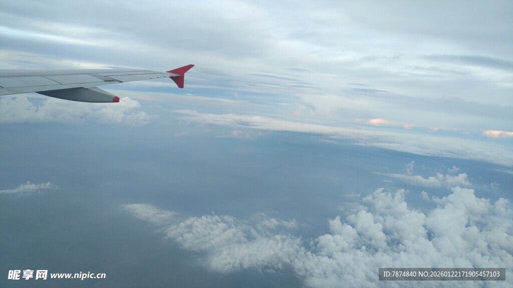 高空俯瞰飞机与云海