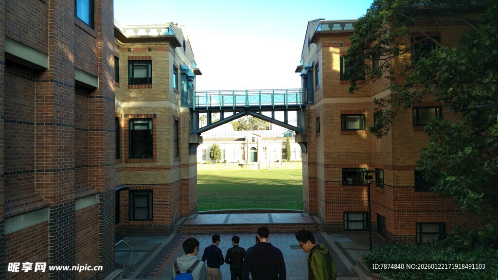 校园内的拱形连廊建筑