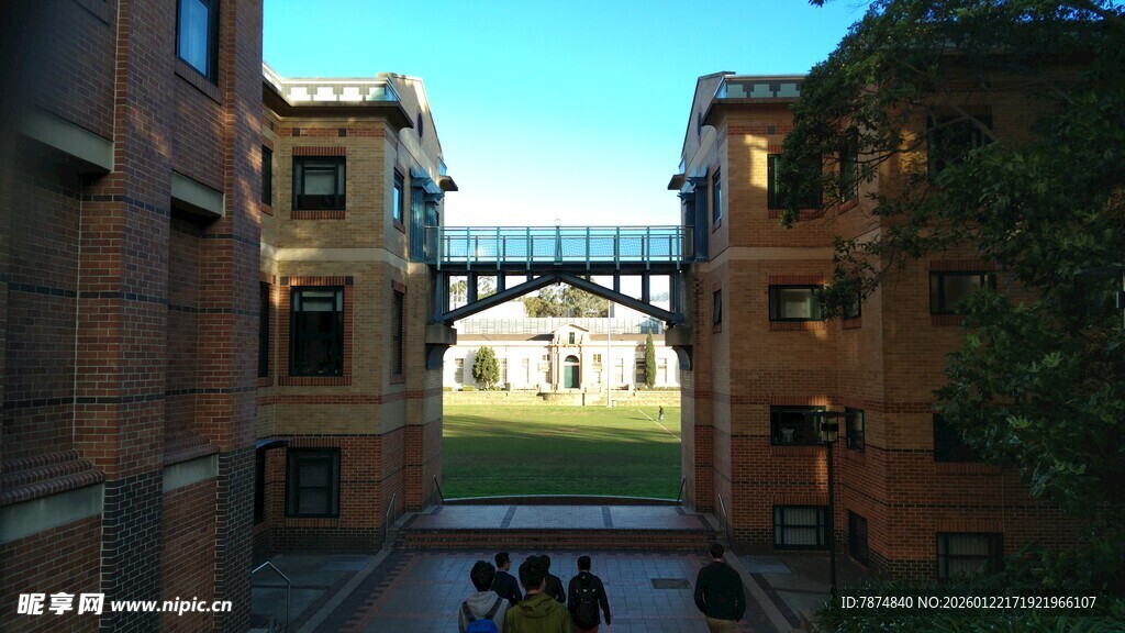 校园中拱形连桥景观