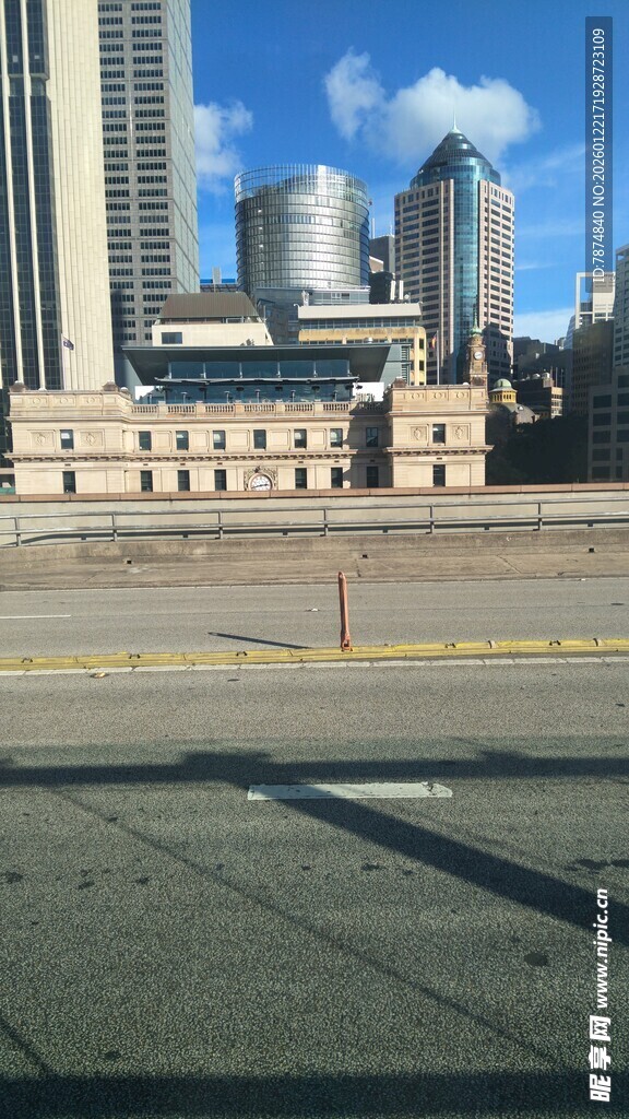 城市空旷广场与远处建筑