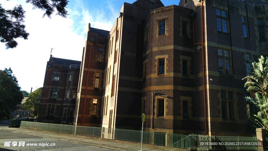 复古风格多层砖砌建筑