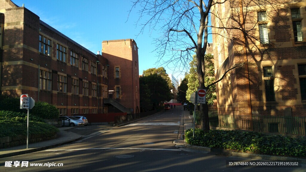 古老街道旁的红砖建筑