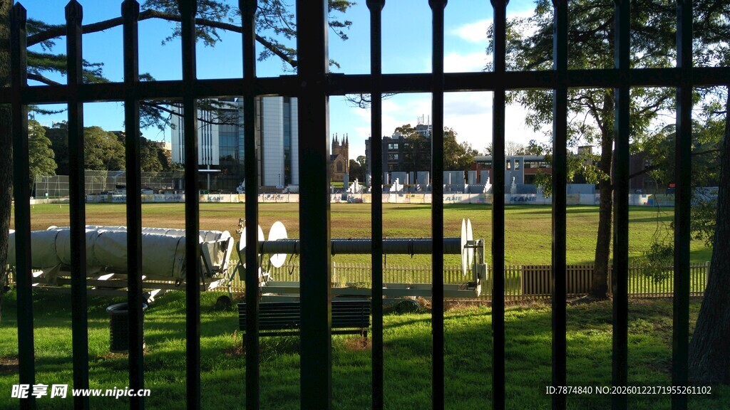 透过铁栅栏看户外景致