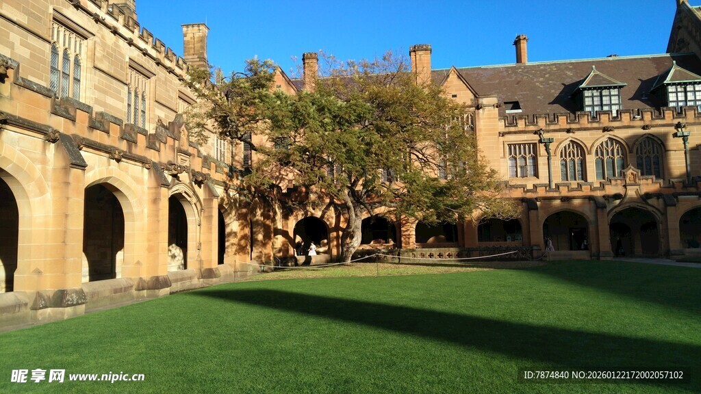 古老庭院建筑与翠绿草坪