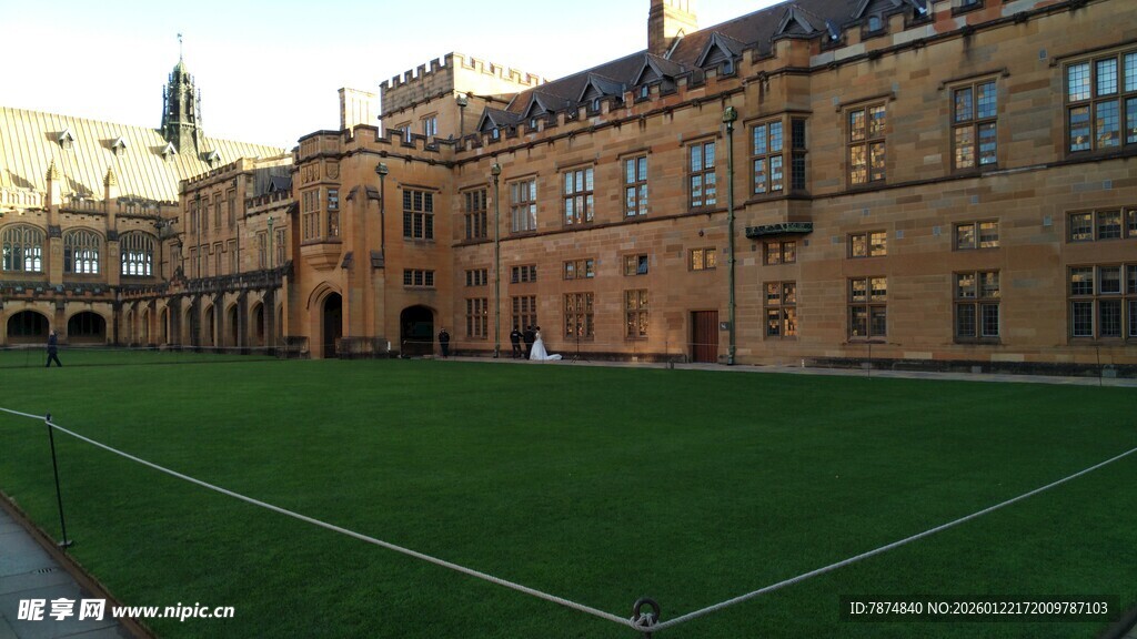 古老校园中的大片绿茵场