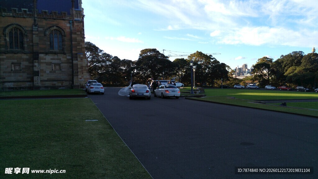 宽阔道路旁的建筑与车辆