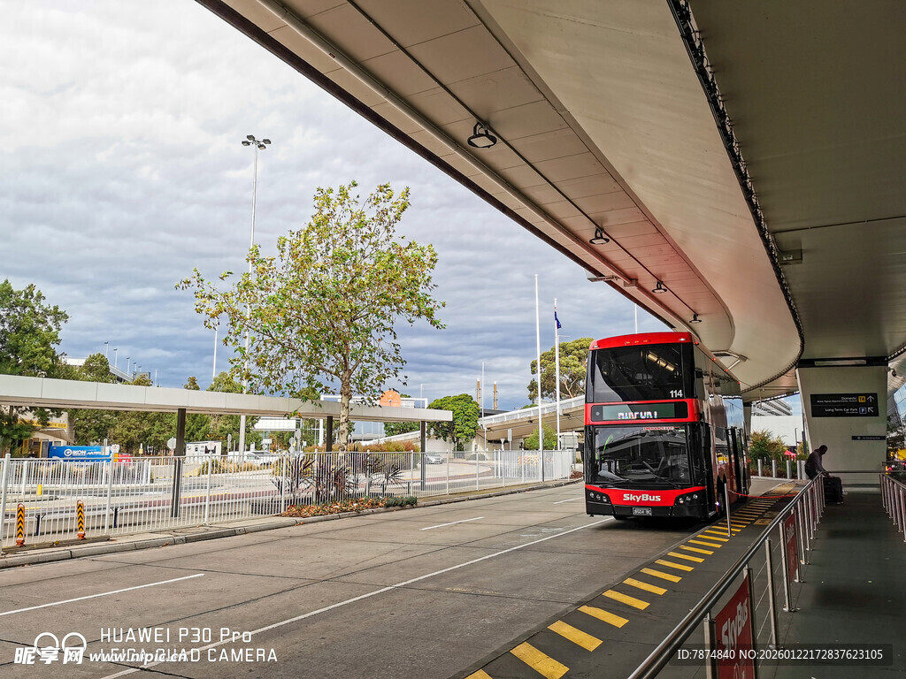 公交站台下的红色巴士