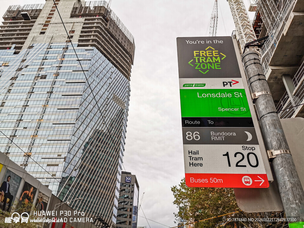 城市街景中的公交站牌