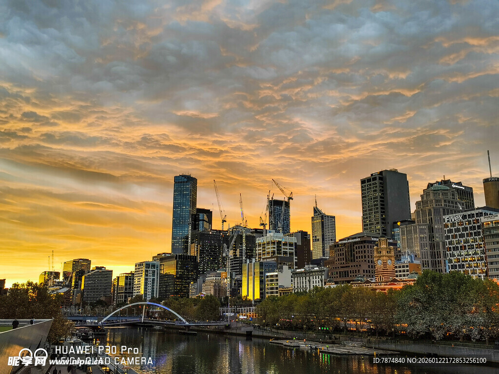 黄昏下的城市河畔美景