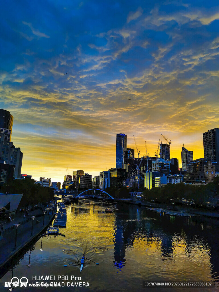 城市河畔绚丽黄昏美景