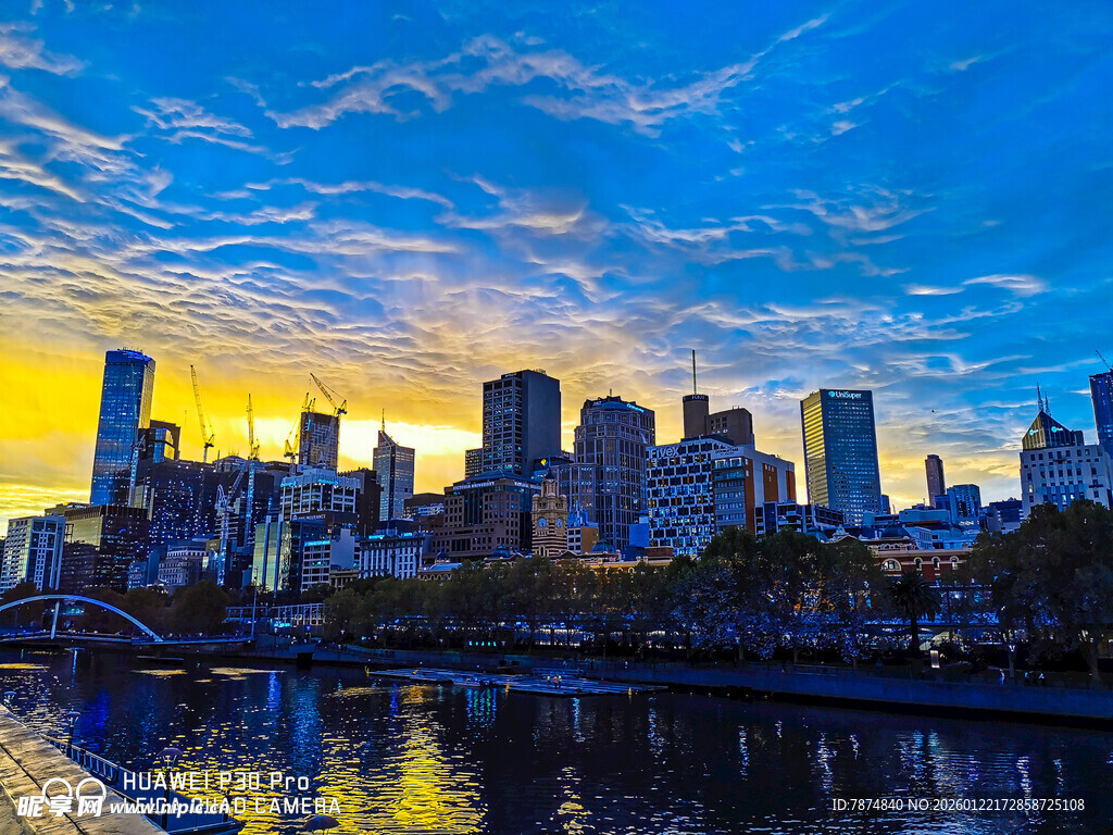 城市河畔绚丽黄昏天际线