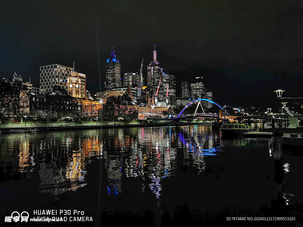 城市夜景璀璨倒影