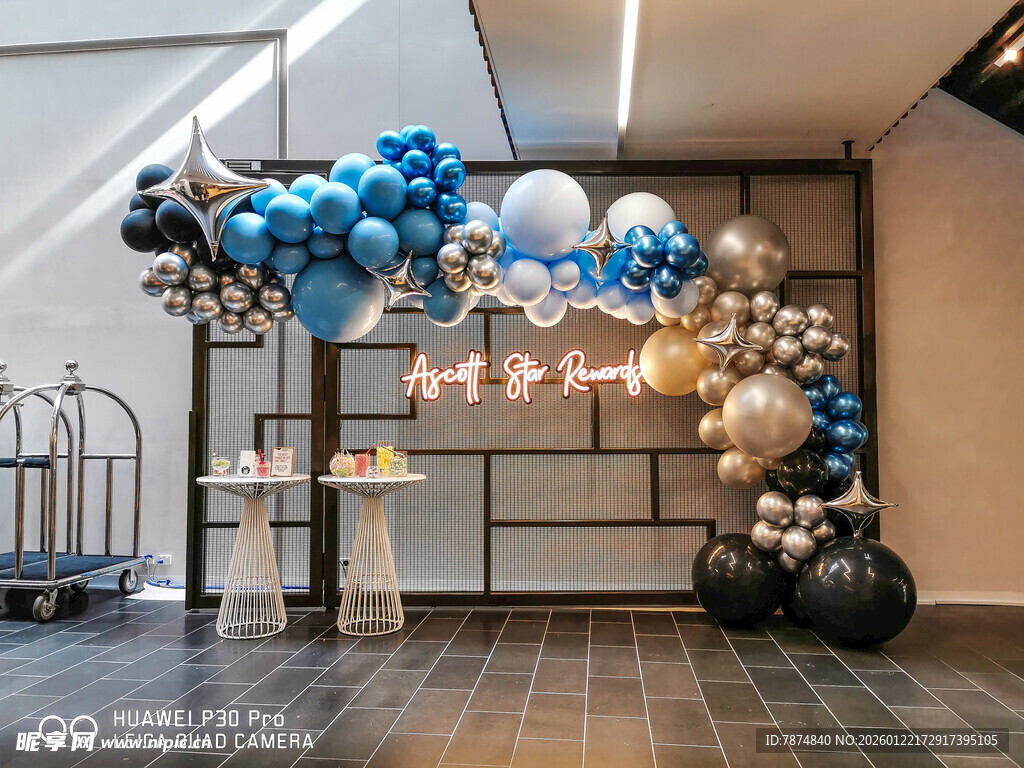 蓝银气球装饰的派对场景