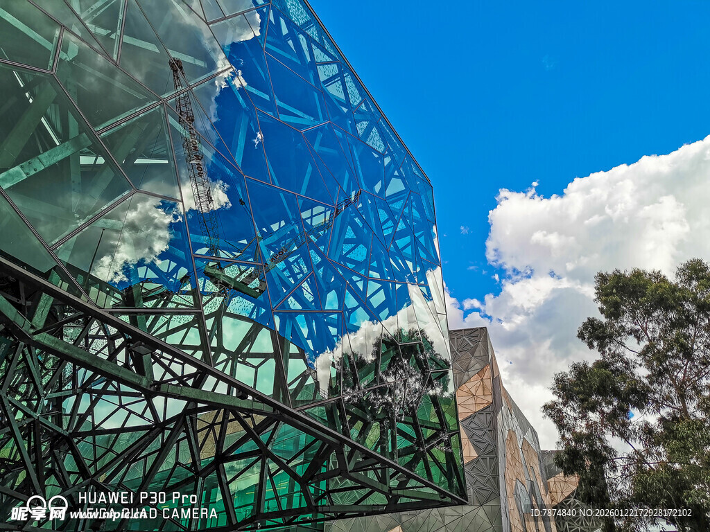 现代玻璃建筑与蓝天绿树