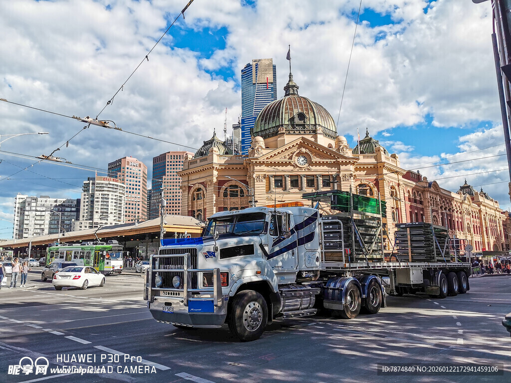 城市街道上的大型货车