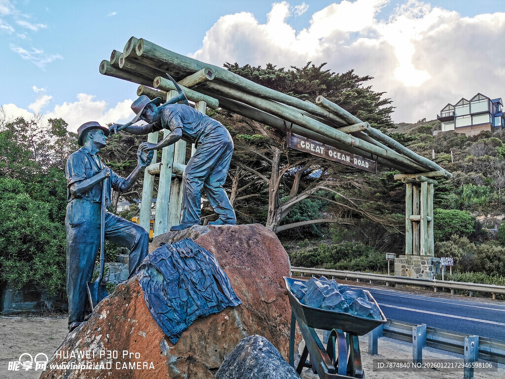 工人操作机械进行作业