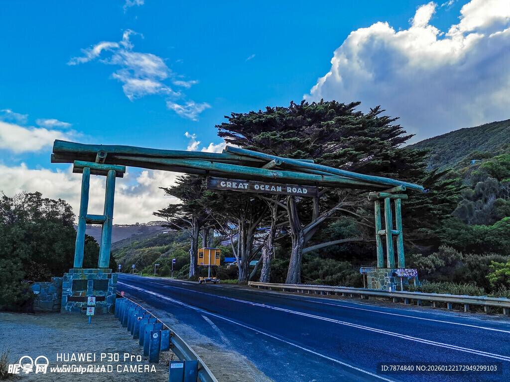 蓝色户外滑梯与周边景致