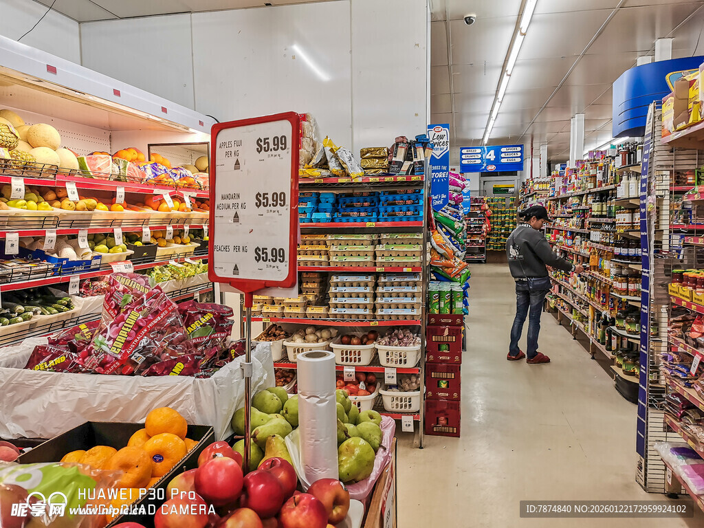 超市内丰富的蔬果陈列区