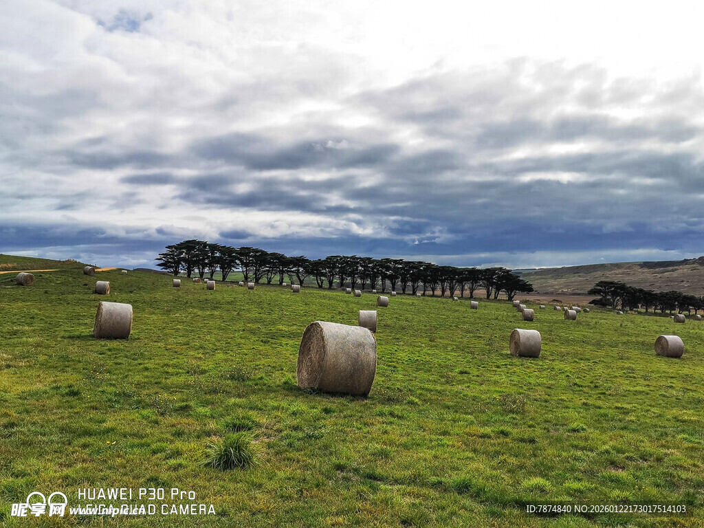 草原上的草垛与辽阔天空