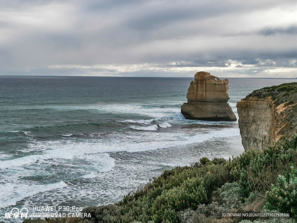海岸孤石 波涛汹涌景致