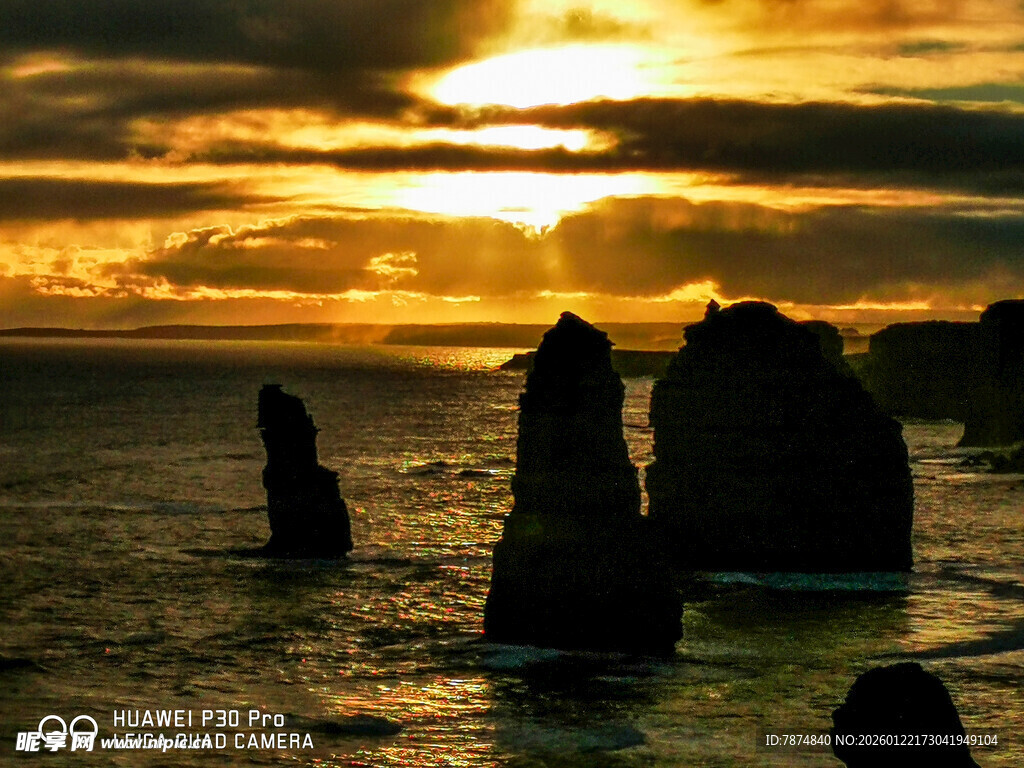 日落时分的海边礁石景观