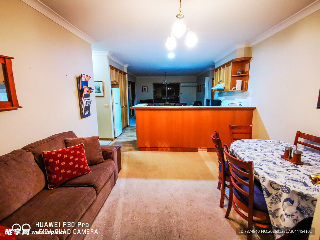 温馨居家客厅餐厅场景