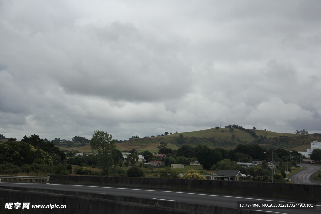 公路边的阴天景色