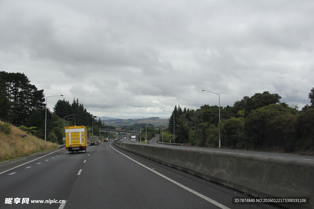 公路上行驶的黄色车辆