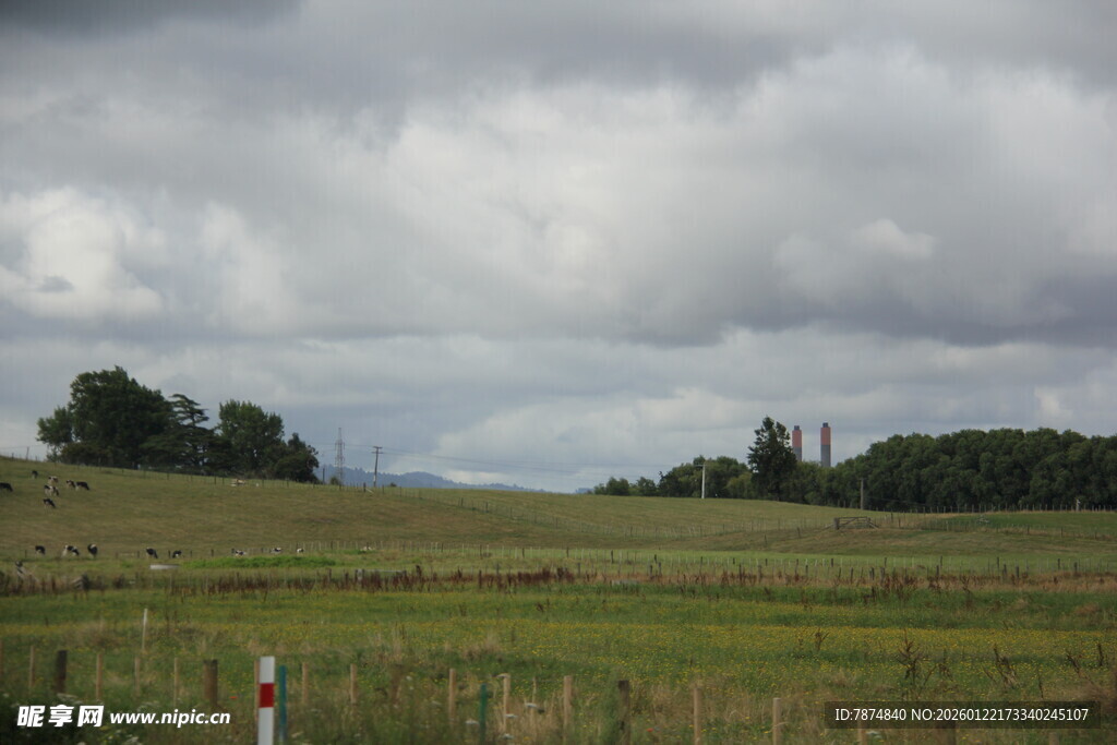 田野上空的厚重云层