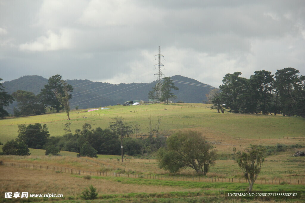 田园风光中的输电设施