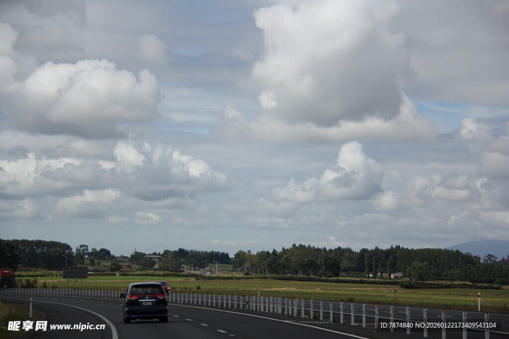 公路行车场景 蓝天白云相伴