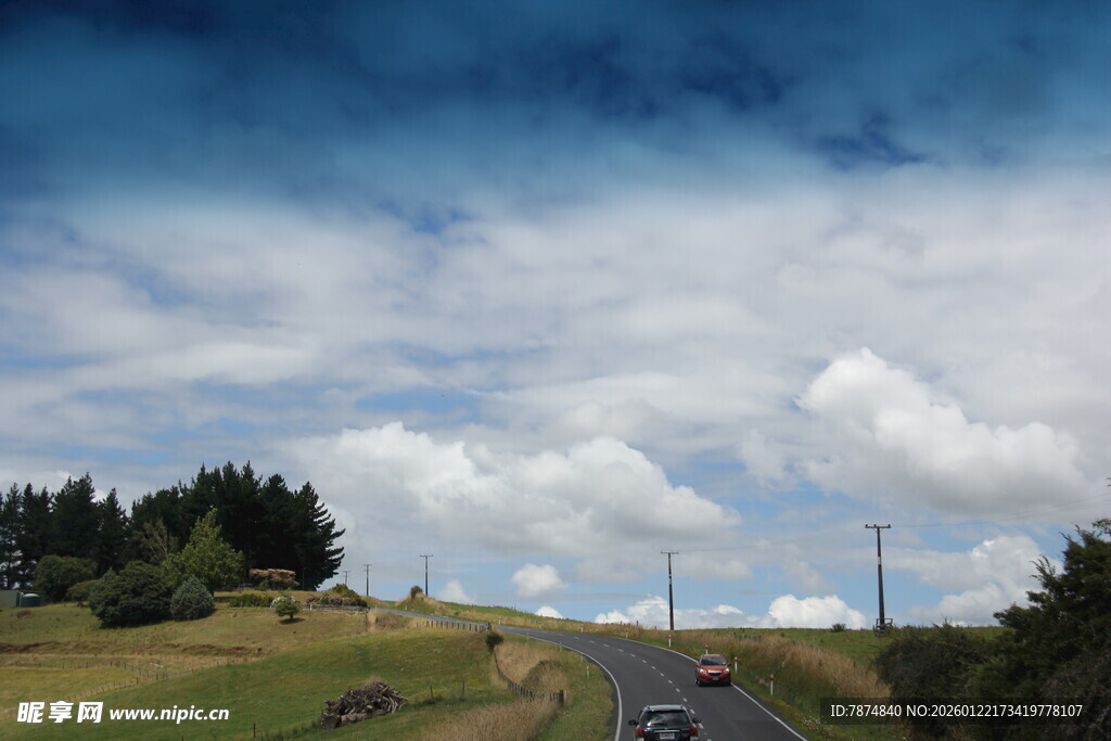 公路穿行于青山蓝天白云间