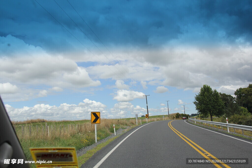 公路风景 开阔道路与蓝天