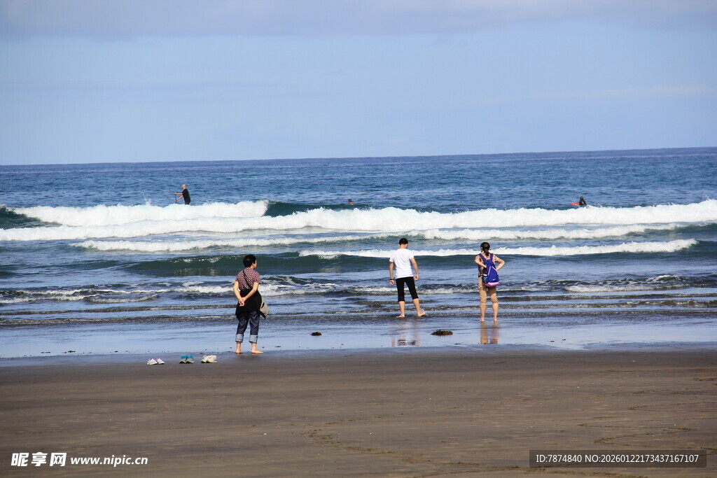 海边游客享受休闲时光