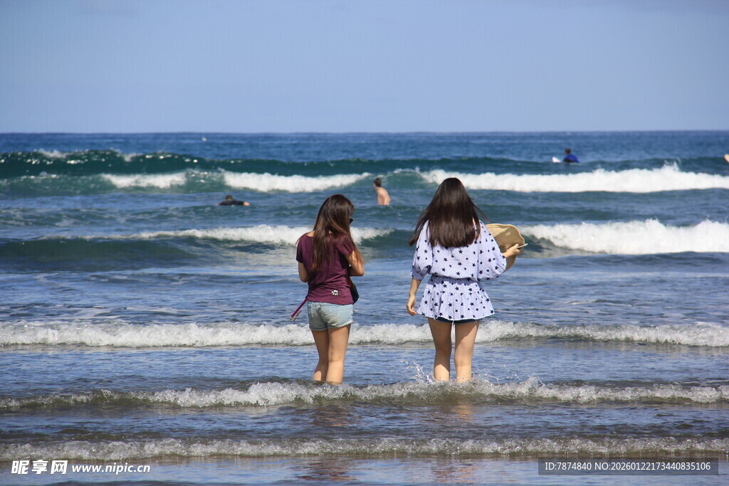 海边漫步的两位女性