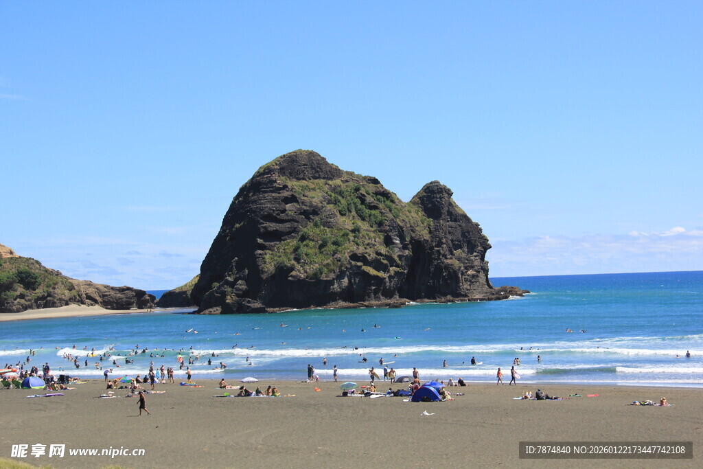 美丽海滩与海中巨石景观