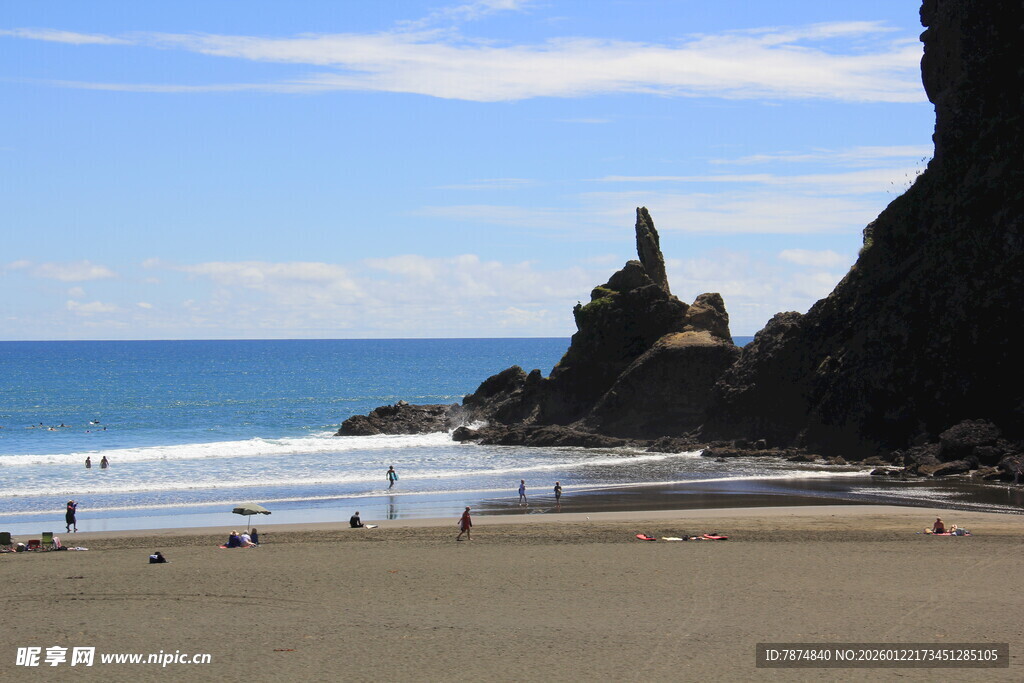 美丽海滨沙滩与奇特岩石