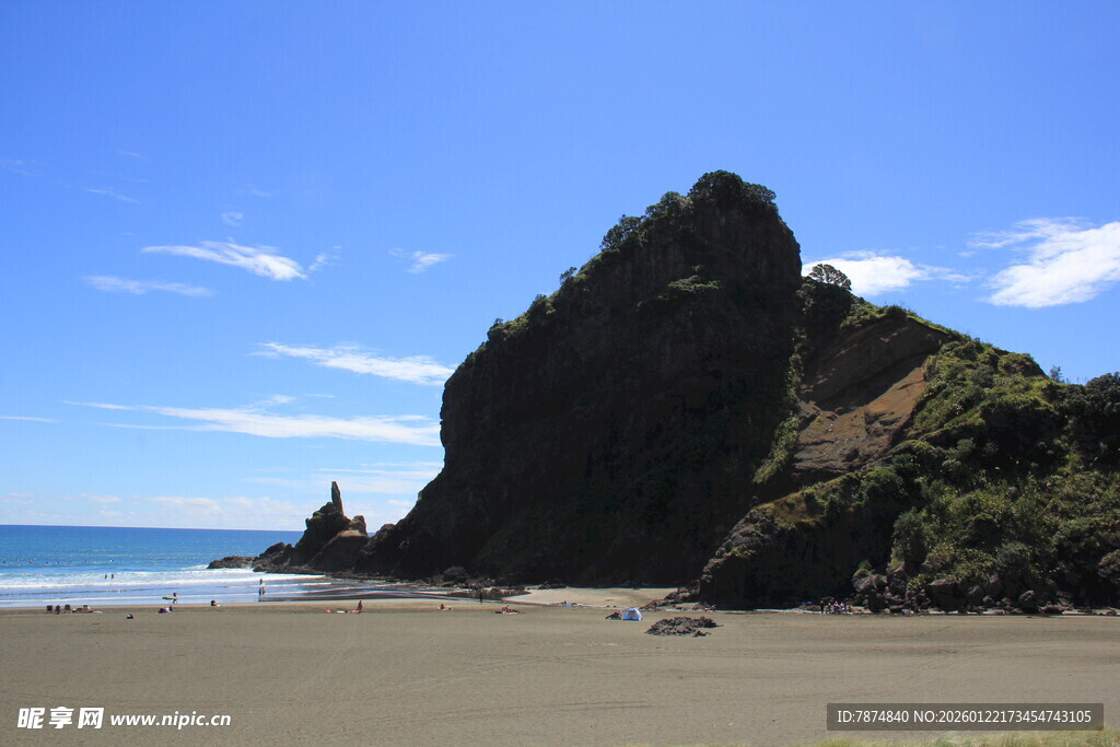 海边嶙峋岩石与沙滩美景