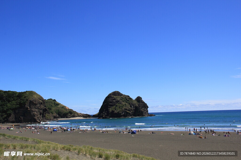 美丽海滨沙滩与远处礁石