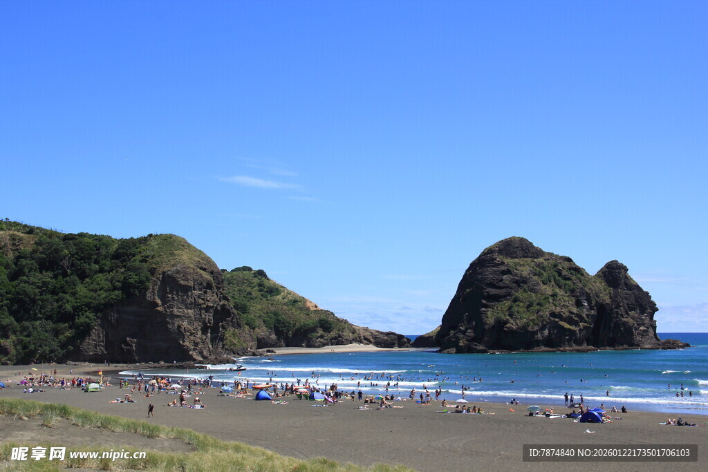 美丽海滩与远处奇特岩石