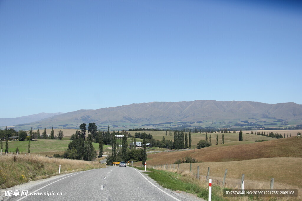 公路旁的开阔田园风光