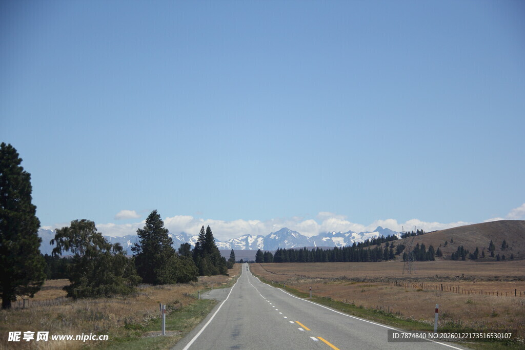 公路伸向远方的美丽风景