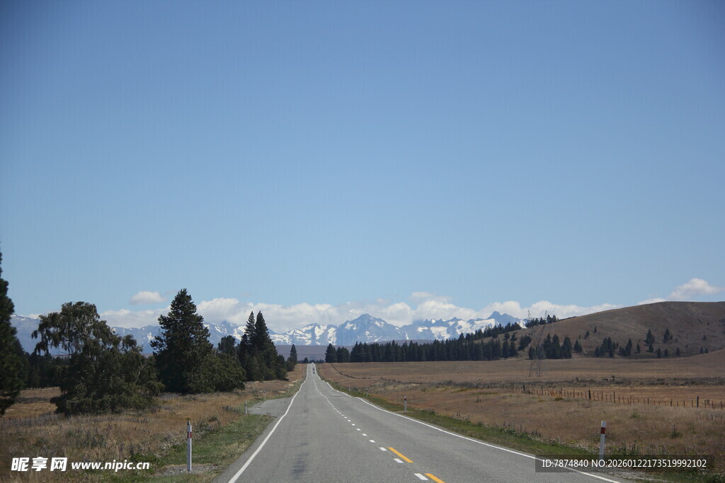 公路伸向远方的美丽风景