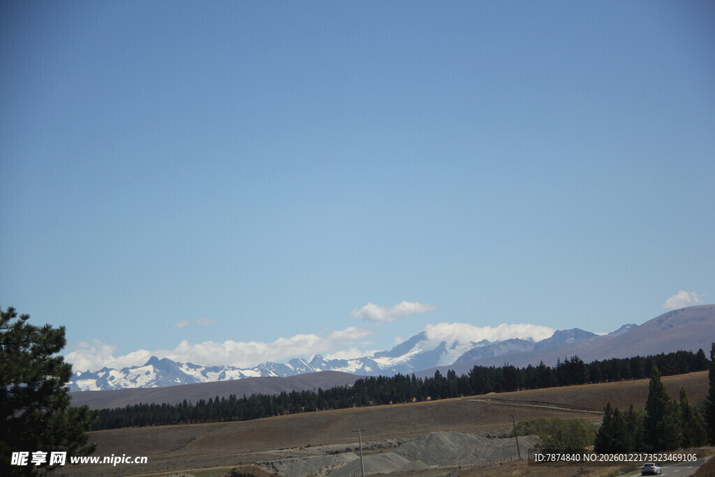 广阔草原与远处雪山景观