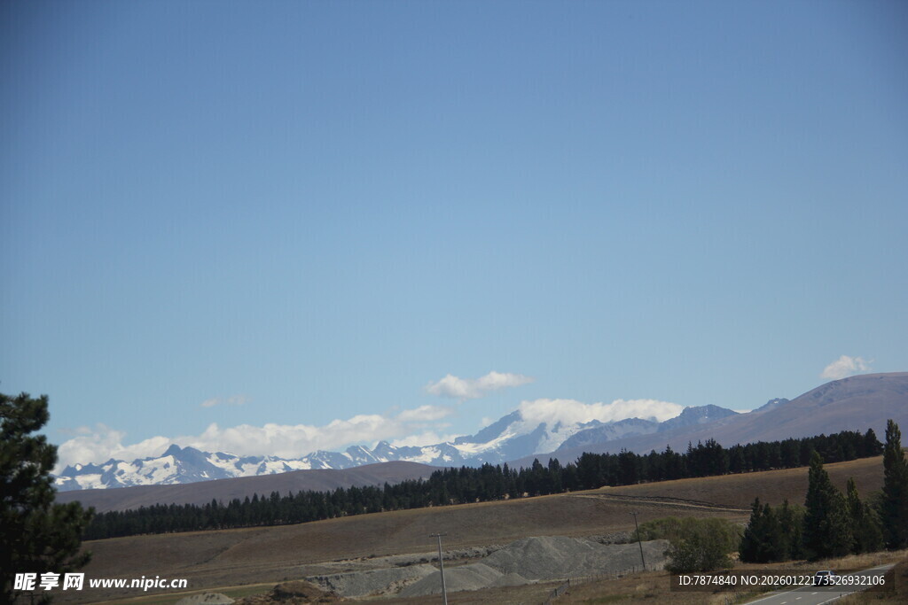 雪山下的开阔原野风光
