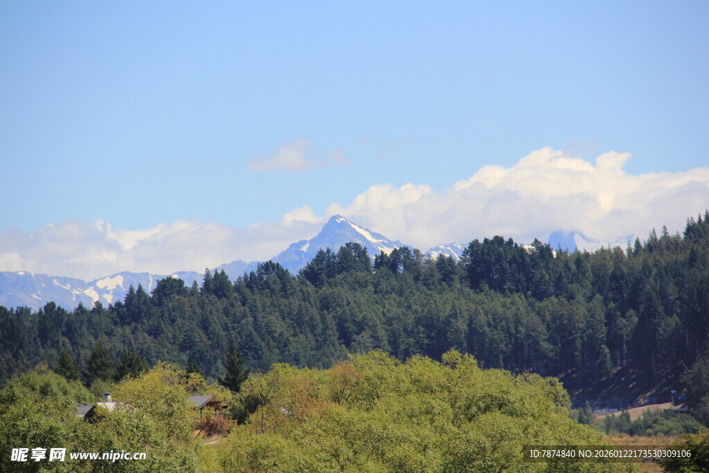 山林间的蓝天白云美景