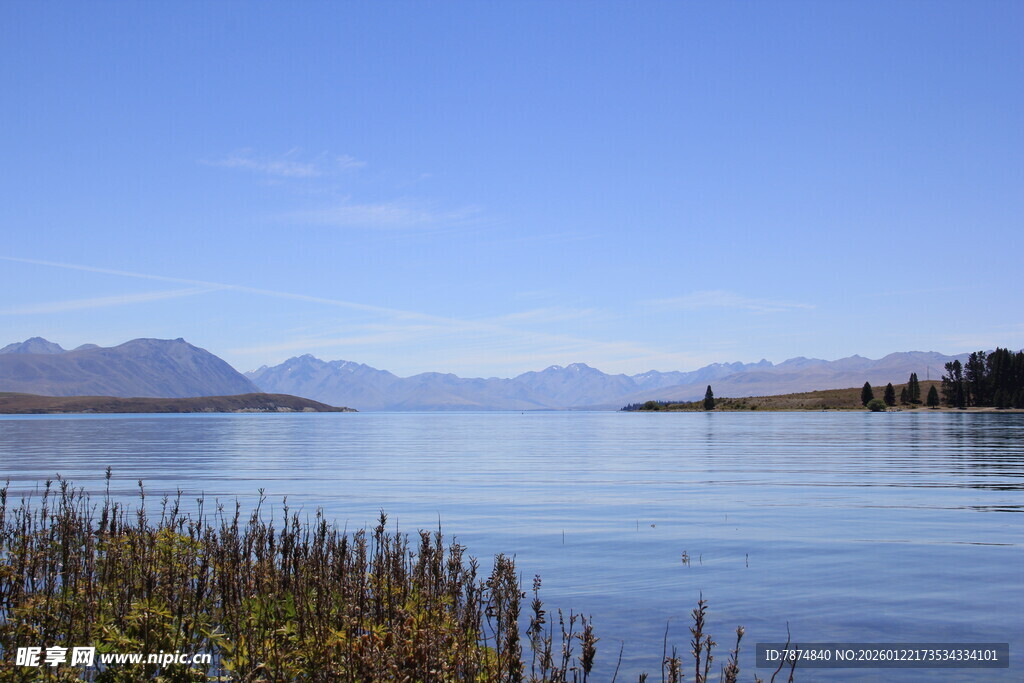 宁静湖畔的山水风光
